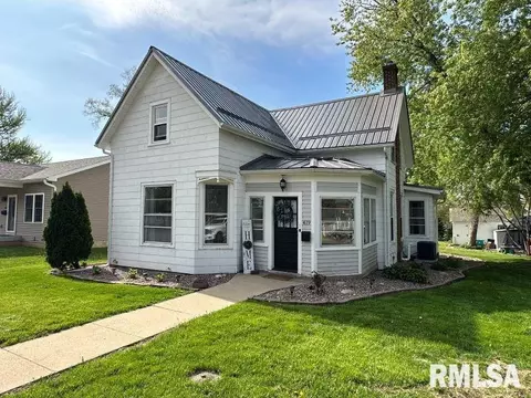 419 8th St, Dewitt, IA 52742