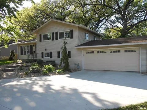 2004 Lincoln Rd, Bettendorf, IA 52722
