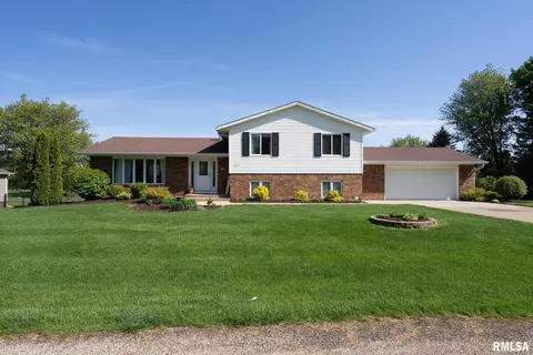 18 Timberlane Dr, Geneseo, IL 61254