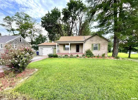 105 9th St, Carmi, IL 62821