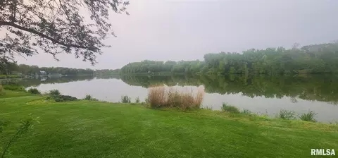 000 Crystal Lk, Dewitt, IA 52742