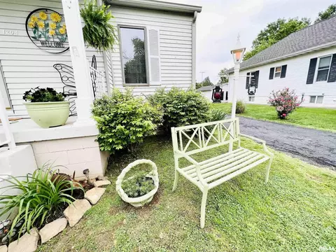 1204 E Parham St, Marion, IL 62959 photo 2