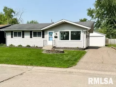 2618 Crestview Dr, Bettendorf, IA 52722