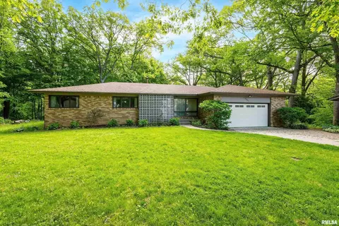 2405 Twin Oaks Ct, East Moline, IL 61244