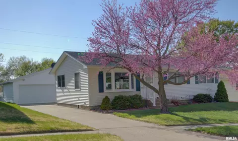 8102 W 7th St, Rock Island, IL 61201