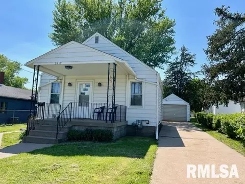 2418 N 10th St, Clinton, IA 52732