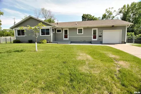 2700 32nd Avenue Ct, Rock Island, IL 61201