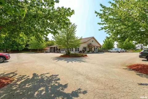 6605 W River Dr, Davenport, IA 52802