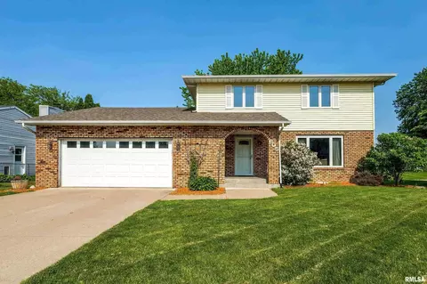 605 S 7th St, Eldridge, IA 52748