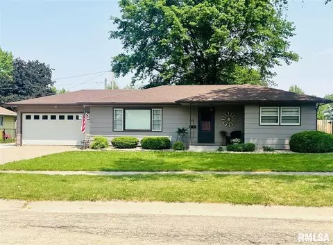 916 3rd St, Dewitt, IA 52742