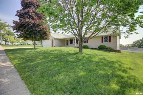 2809 N 12th St, Clinton, IA 52732