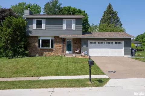 1980 Hollow View Dr, Bettendorf, IA 52722