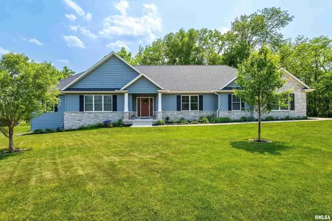 2302 Deer Ridge Cir, Le Claire, IA 52753