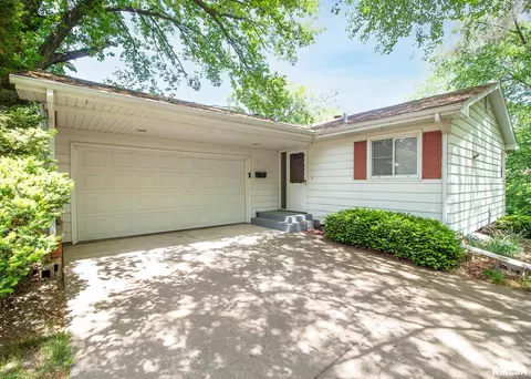 2626 44th Street Ct, Moline, IL 61265