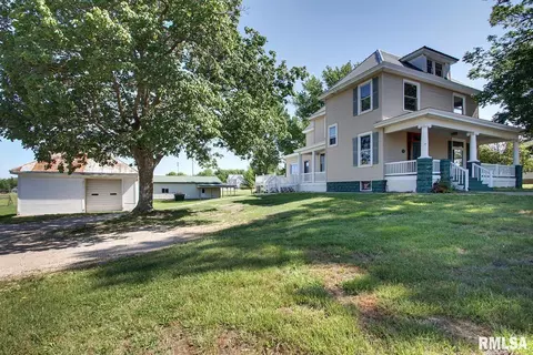 317 W Collins St, Mendon, IL 62351