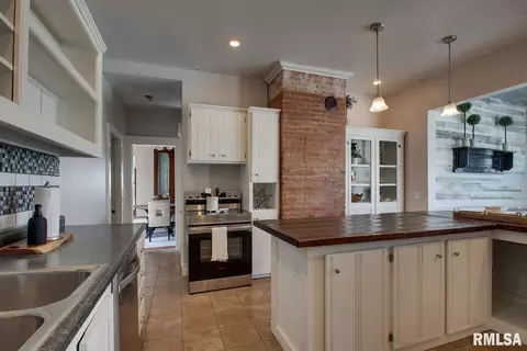 317 W Collins St, Mendon, IL 62351 photo 8