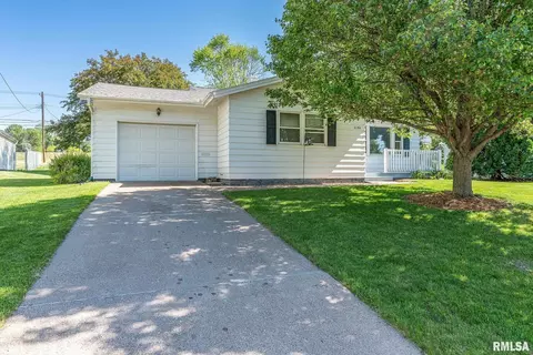 2104 W 38th Pl, Davenport, IA 52806