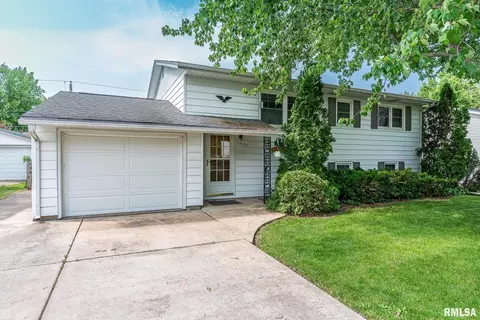 1927 W 70th St, Davenport, IA 52806