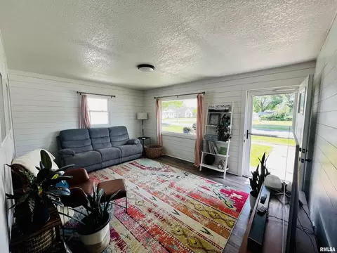 607 NE 3rd St, Aledo, IL 61231 photo 2
