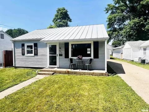 607 NE 3rd St, Aledo, IL 61231