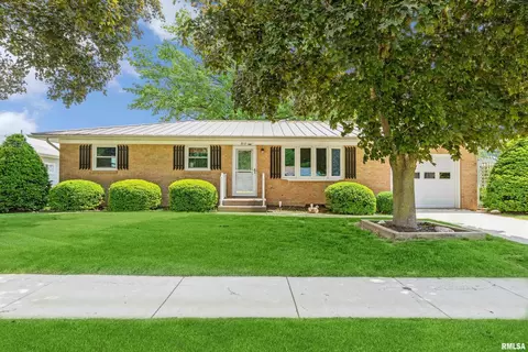 312 1st Ave, Dewitt, IA 52742