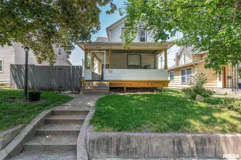 818 S 6th St, Clinton, IA 52732