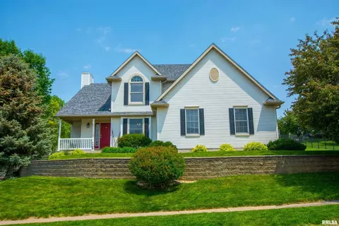 1199 Fox Hollow Ln, Le Claire, IA 52753