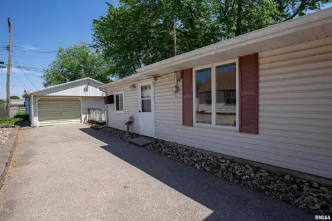 2403 11th St, Silvis, IL 61282 photo 4