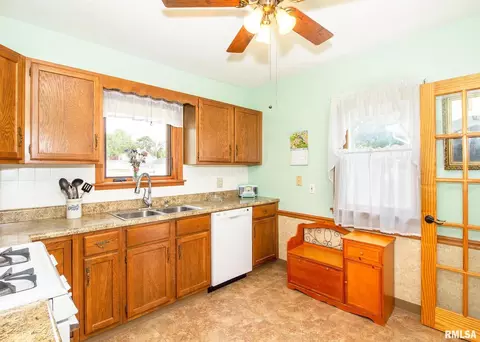 541 28th Ave, Moline, IL 61265 photo 4