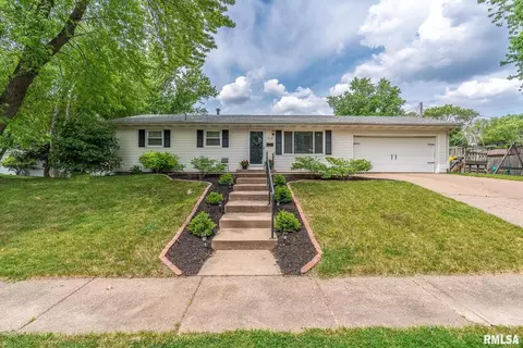 324 W Spring St, Eldridge, IA 52748