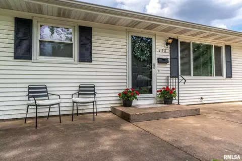324 W Spring St, Eldridge, IA 52748 photo 2