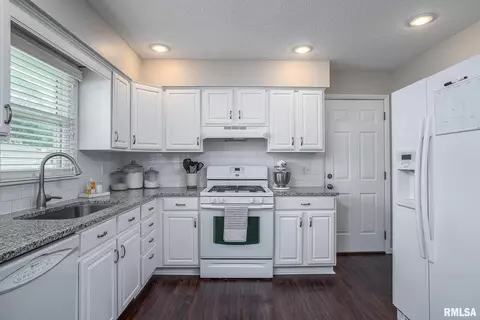 324 W Spring St, Eldridge, IA 52748 photo 5