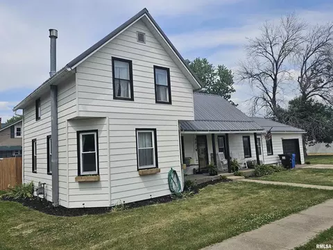 602 Clinton St, Grand Mound, IA 52751