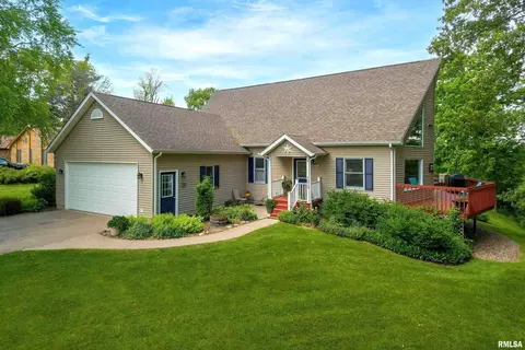 7013 Holdorf Dr, Blue Grass, IA 52726