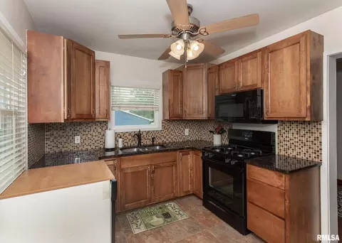 265 6th St, Silvis, IL 61282 photo 8