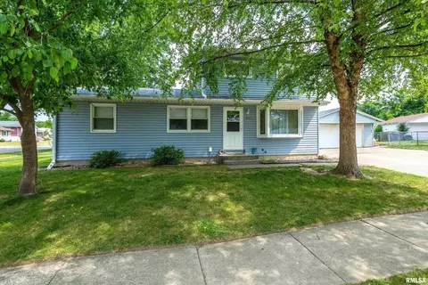 2111 W 55th St, Davenport, IA 52806