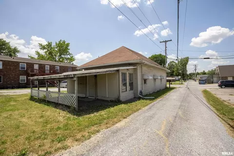 106 S Locust St, Sesser, IL 62884