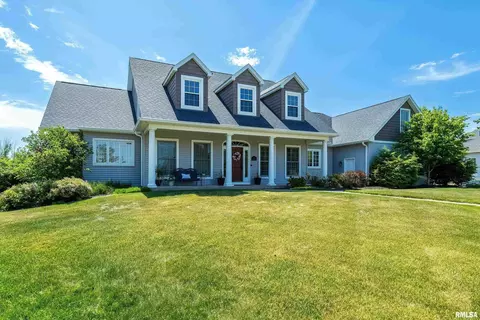 6404 Woodland Ct, Davenport, IA 52807