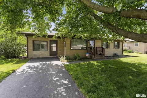 410 W 4th St, Andalusia, IL 61232