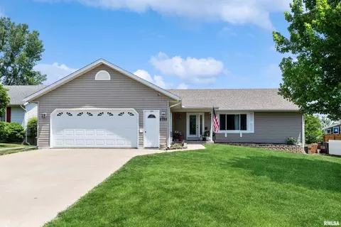 2725 N 11th St, Clinton, IA 52732