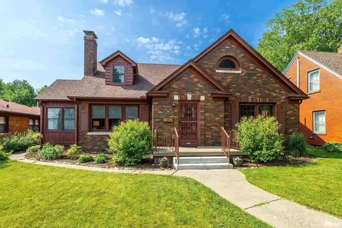 2943 E 18th St, Davenport, IA 52803