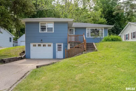 2027 Harrison Dr, Clinton, IA 52732