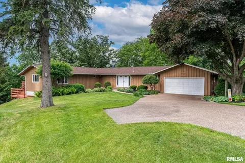 5005 Brookview Ct, Bettendorf, IA 52722
