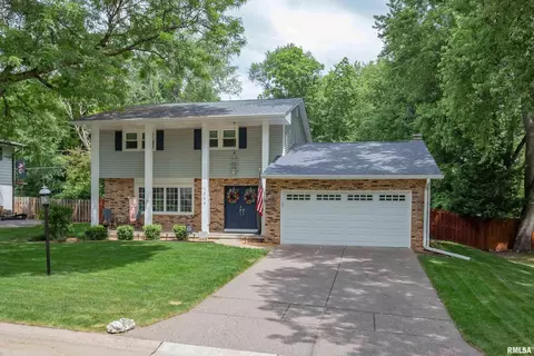 1556 Forest Hills Rd, Bettendorf, IA 52722