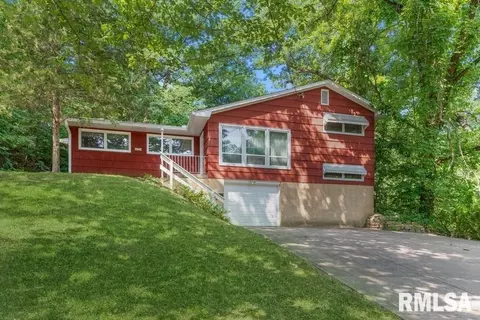 820 40th St, Rock Island, IL 61201