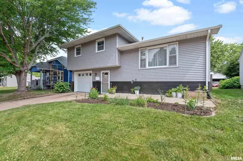 2810 Oak St, Bettendorf, IA 52722