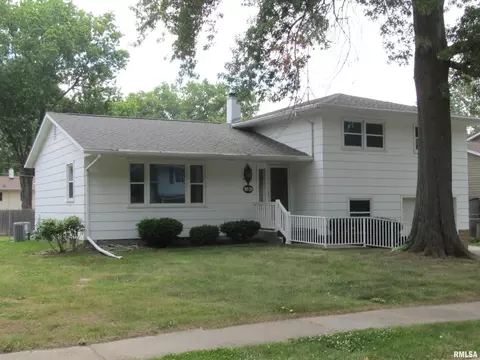 1631 Valley Vista Dr, Bettendorf, IA 52722
