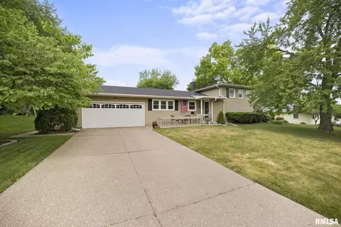 2236 Olympia Dr, Bettendorf, IA 52722