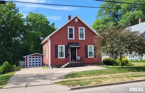 898 Leroy St, Muscatine, IA 52761