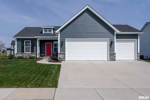 6797 Jakes Ln, Bettendorf, IA 52722